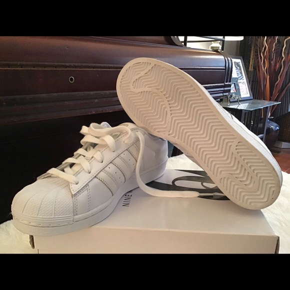 {keywor d} adidas sneakers superstar